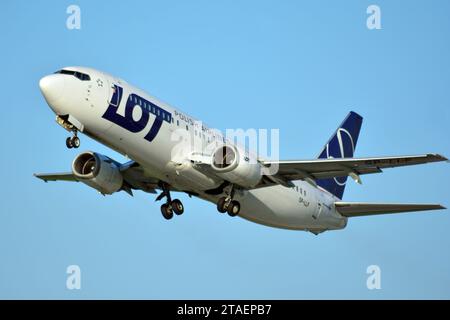 Warschau Polen. Juli 2018. Das Flugzeug startet von der Landebahn des Warschauer Flughafens Stockfoto