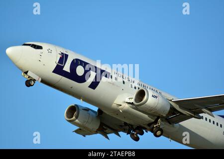 Warschau Polen. Juli 2018. Das Flugzeug startet von der Landebahn des Warschauer Flughafens Stockfoto