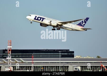 Warschau Polen. Juli 2018. Das Flugzeug startet von der Landebahn des Warschauer Flughafens Stockfoto