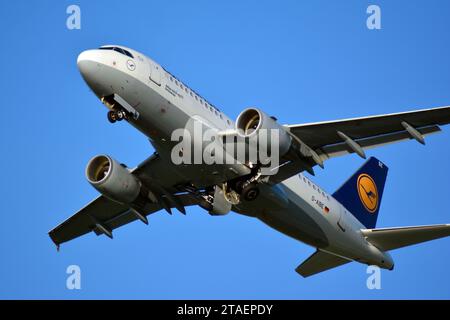 Warschau Polen. Juli 2018. Das Flugzeug startet von der Landebahn des Warschauer Flughafens Stockfoto