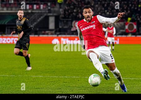 Alkmaar, Niederlande. November 2023 30. ALKMAAR, NIEDERLANDE - NOVEMBER 30: Vangelis Pavlidis von AZ Alkmaar spielt mit dem Ball während des Gruppenspiels E – UEFA Europa Conference League 2023/24 zwischen AZ Alkmaar und HSK Zrinjski im AFAS Stadion am 30. November 2023 in Alkmaar, Niederlande. (Foto von Rene Nijhuis/Orange Pictures) Credit: Orange Pics BV/Alamy Live News Stockfoto