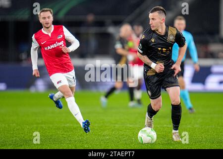 Alkmaar, Niederlande. November 2023 30. ALKMAAR, NIEDERLANDE - NOVEMBER 30: Matej Senic von HSK Zrinjski läuft mit dem Ball während des Gruppenspiels E – UEFA Europa Conference League 2023/24 zwischen AZ Alkmaar und HSK Zrinjski im AFAS Stadion am 30. November 2023 in Alkmaar, Niederlande. (Foto von Rene Nijhuis/Orange Pictures) Credit: Orange Pics BV/Alamy Live News Stockfoto