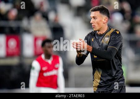 Alkmaar, Niederlande. November 2023 30. ALKMAAR, NIEDERLANDE - NOVEMBER 30: Stipe Radic von HSK Zrinjski klatscht während des Gruppenspiels E – UEFA Europa Conference League 2023/24 zwischen AZ Alkmaar und HSK Zrinjski im AFAS Stadion am 30. November 2023 in Alkmaar, Niederlande. (Foto von Rene Nijhuis/Orange Pictures) Credit: Orange Pics BV/Alamy Live News Stockfoto