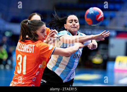 Macarena Gandulfo, Argentinien (r) und Kelly Vollebregt, Niederlande (31) während des IHF-Handball-WM-Spiels der Frauen zwischen den Niederlanden und Argentinien in der Vorgruppe G in der Arena Nord in Frederikshavn, Dänemark am Donnerstag, den 30. November 2023. Stockfoto