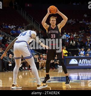 Chris Doherty (33), der Northeastern Huskies-Vorwärter Chris Doherty (14), wird in der ersten Halbzeit als Seton Hall Pirates Guard Dre Davis (14) am Mittwoch, den 29. November, im Prudential Center in Newark, New Jersey verteidigen. Duncan Williams/CSM Stockfoto