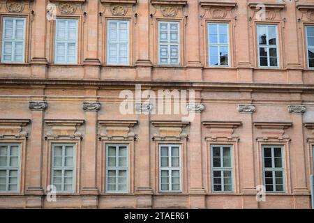 Nicht bearbeitetes Foto der Fassade des alten Gebäudes nützlich für Hintergründe altes Gebäude mit roten Ziegeln und Fenstern Stockfoto