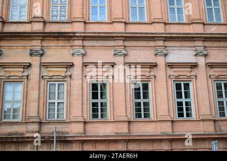 Nicht bearbeitetes Foto der Fassade des alten Gebäudes nützlich für Hintergründe altes Gebäude mit roten Ziegeln und Fenstern Stockfoto