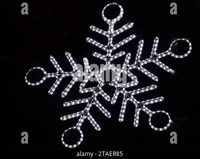 Dekorative Weihnachtslichter in Form einer Schneeflocke Stockfoto