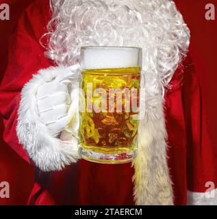 Weihnachtsmann hält einen großen Becher Ale-Bier, Christmas Bar Party, St. Nick Stockfoto