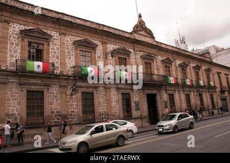 Morelia, Mexiko - 8. Oktober 2023: Mexikanische Fahnen zieren die Wände der Universität Stockfoto