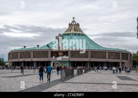 Mexiko-Stadt, Bundesbezirk, Mexiko. 14. Oktober 2023: Geschäftiger Tag in der modernen Basilika unserer Lieben Frau von Guadalupe in Mexiko Stockfoto