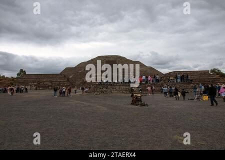 Mexiko-Stadt, Mexiko - 14. Oktober 2023: Menschen laufen um die Ruinen der Pyramiden von Teotihuacan Stockfoto