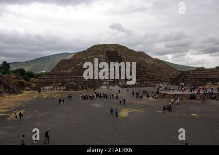 Mexiko-Stadt, Mexiko - 14. Oktober 2023: Menschen laufen um die Ruinen der Pyramiden von Teotihuacan Stockfoto