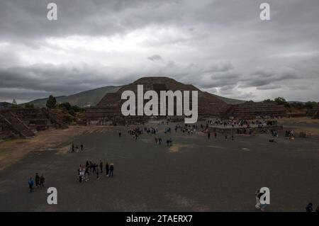 Mexiko-Stadt, Mexiko - 14. Oktober 2023: Menschen laufen um die Ruinen der Pyramiden von Teotihuacan Stockfoto