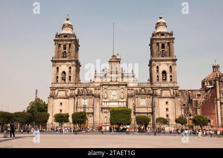 Mexiko-Stadt, Mexiko - 10. November 2023: Die Metropolitan Cathedral von Mexiko-Stadt tagsüber mit Touristen im Vordergrund Stockfoto