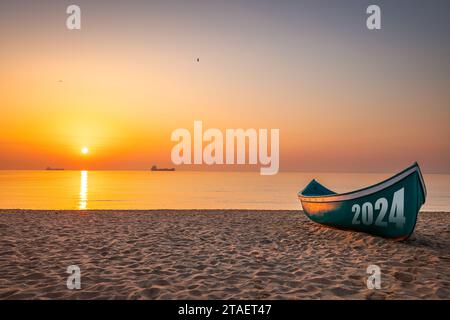 2024 Konzept-Fischerboot auf dem Varna-See mit einer Reflexion im Wasser bei Sonnenuntergang. Stockfoto