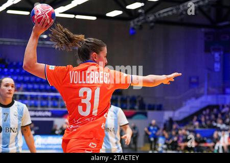 Fredrikshavn, Dänemark. November 2023 30. FREDRIKSHAVN, DÄNEMARK - NOVEMBER 30: Kelly Vollebregt aus den Niederlanden während des 26. IHF Frauen-WM-Handball-Vorrundenspiels der Gruppe H zwischen den Niederlanden und Argentinien am 30. November 2023 in der Arena Nord in Fredrikshavn, Dänemark (Foto: Henk Seppen/Orange Pictures) Credit: Orange Pics BV/Alamy Live News Stockfoto