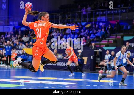 Fredrikshavn, Dänemark. November 2023 30. FREDRIKSHAVN, DÄNEMARK - NOVEMBER 30: Kelly Vollebregt aus den Niederlanden während des 26. IHF Frauen-WM-Handball-Vorrundenspiels der Gruppe H zwischen den Niederlanden und Argentinien am 30. November 2023 in der Arena Nord in Fredrikshavn, Dänemark (Foto: Henk Seppen/Orange Pictures) Credit: Orange Pics BV/Alamy Live News Stockfoto