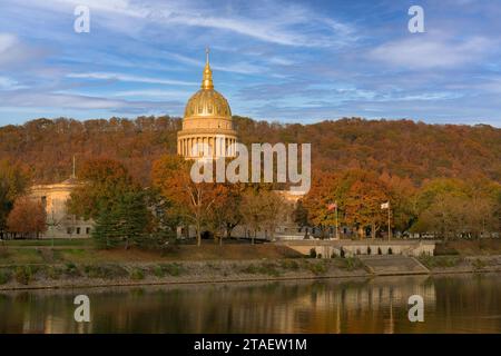 Das West Virginia State Capitol-Gebäude in Charleston, West Virginia, von der anderen Seite des Kanawha River aus gesehen, in Herbstfarben Stockfoto