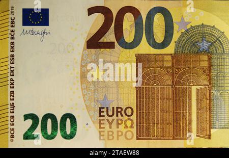 Vorderteil der 200-Euro-Banknote Nahaufnahme mit kleinen Details. Europäische Währung. Stockfoto