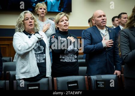 Washington, USA. November 2023 30. Micki Witthoeft (links), die Mutter von Ashli Babbitt, der am 6. Januar von der Capitol Polizei getötet wurde, Nicole Reffitt (Mitte), die Frau des verurteilten Rioters Guy Reffitt, und Ivan Raiklin (rechts), ein prominenter Wahlleugner und Trump-Unterstützer, rezitiert das Treuegesuch während einer Anhörung des Unterausschusses des Repräsentantengerichts zur Waffenbildung der Bundesregierung zur Zensur sozialer Medien im US-Kapitol in Washington, DC, am Donnerstag, dem 30. November, im US-Kapitol in Washington, D.C. 2023. (Graeme Sloan/SIPA USA) Credit: SIPA USA/Alamy Live News Stockfoto