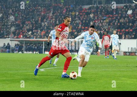 Freiburg, Deutschland. November 2023 30. Kiliann Sildillia (SC Freiburg) zieht ab und trifft zum 4:0 Pausenstand beim Spiel der Fussball-Europa-League - Gruppenphase: SC Freiburg vs Olympiakos Piräus Credit: dpa/Alamy Live News Stockfoto