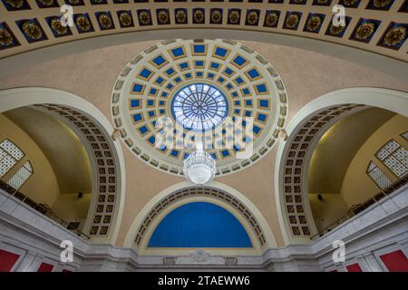 Der Kronleuchter hängt vom Gipfel der Kuppel im West Virginia State Capitol-Gebäude am 1900 Kanawha Blvd E in Charleston, West Virginia Stockfoto