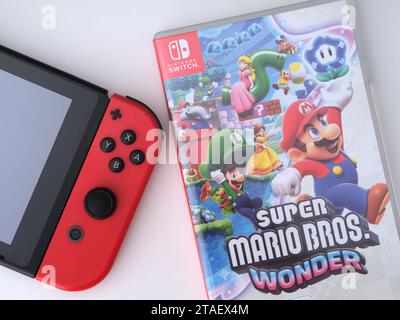 Tambow, Russische Föderation - 28. November 2023 Ein Super Mario Bros. Wunderspiel in einem Etui und eine Nintendo Switch Videospielkonsole. Stockfoto