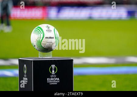 Alkmaar, Niederlande. November 2023 30. ALKMAAR, NIEDERLANDE - NOVEMBER 30: Geschmolzen offizieller Spielball während des Gruppenspiels E – UEFA Europa Conference League 2023/24 zwischen AZ Alkmaar und HSK Zrinjski im AFAS Stadion am 30. November 2023 in Alkmaar, Niederlande. (Foto von Rene Nijhuis/Orange Pictures) Credit: Orange Pics BV/Alamy Live News Stockfoto