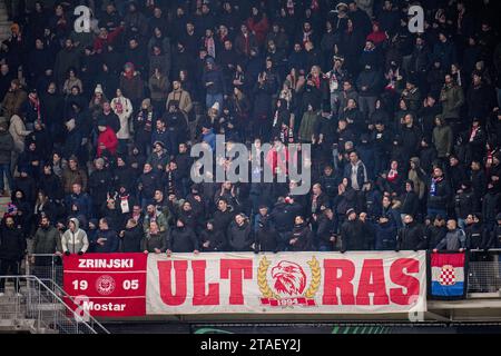 Alkmaar, Niederlande. November 2023 30. ALKMAAR, NIEDERLANDE - NOVEMBER 30: Fans und Unterstützer des HSK Zrinjski jubeln beim Spiel der Gruppe E – UEFA Europa Conference League 2023/24 zwischen AZ Alkmaar und HSK Zrinjski im AFAS Stadion am 30. November 2023 in Alkmaar, Niederlande. (Foto von Rene Nijhuis/Orange Pictures) Credit: Orange Pics BV/Alamy Live News Stockfoto