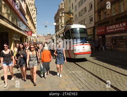 Brünn, Tschechische Republik - 01. Juni 2017: Menschen und Straßenbahnen in Brünn, Tschechische Republik. Stockfoto