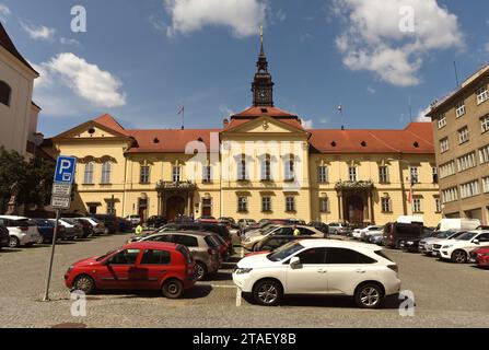 Brünn, Tschechische Republik - 01. Juni 2017: Parkplatz vor der Gemeinde Brünn, Brünn, Tschechische Republik. Stockfoto