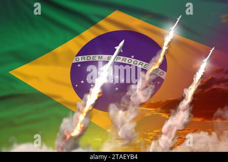 Modernes Konzept der strategischen Raketentruppen auf dem Hintergrund des Sonnenuntergangs, brasilianischer nuklearer Raketenangriff - militärische industrielle 3D-Illustration, Atombombe mit Flagge Stockfoto