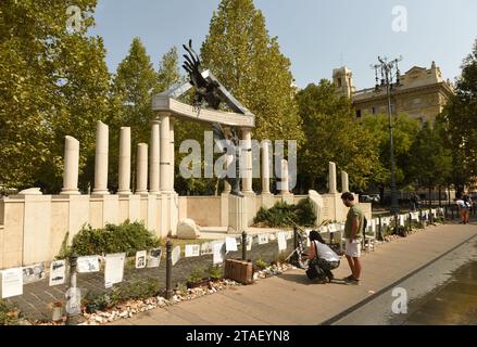 Budapest, Ungarn - 30. August 2018: Menschen in der Nähe des Denkmals für die Opfer der deutschen Besatzung auf dem Freiheitsplatz in Budapest. Stockfoto