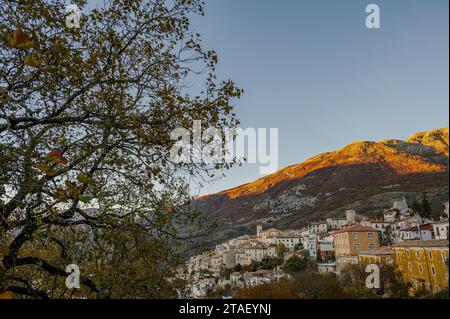 Barrea, L'Aquila, Abruzzen. Barrea ist ein kleines Dorf in den Abruzzen, das auf einem felsigen Bergsporn thront. Stockfoto