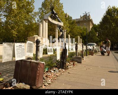 Budapest, Ungarn - 30. August 2018: Menschen in der Nähe des Denkmals für die Opfer der deutschen Besatzung auf dem Freiheitsplatz in Budapest. Stockfoto