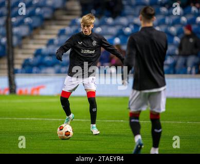 30. November 2023; Ibrox Stadium, Glasgow, Schottland: Europa League, Group Stage Football, Rangers gegen Aris Limassol; Ross McCausland von Rangers wärmt sich auf Stockfoto