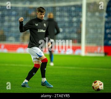 30. November 2023; Ibrox Stadium, Glasgow, Schottland: Europa League, Group Stage Football, Rangers gegen Aris Limassol; Cole McKinnon von Rangers wärmt sich auf Stockfoto