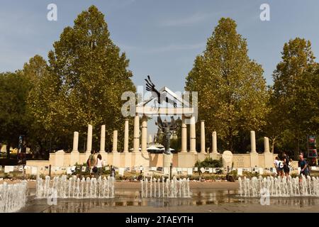Budapest, Ungarn - 30. August 2018: Menschen in der Nähe des Denkmals für die Opfer der deutschen Besatzung auf dem Freiheitsplatz in Budapest. Stockfoto