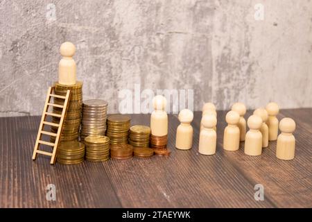 Miniaturmenschen: Familie steht auf Münzstapeln mit Hausmodell auf dem oberen Stapel. Konzepte. Konzept für Grundstücksleiter, Hypotheken, Immobilieninspektionen Stockfoto
