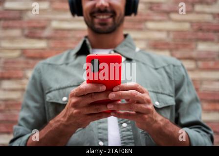 Nahaufnahme eines nicht erkennbaren kaukasischen Mannes, der das Telefon benutzt, um in sozialen Medien zu kommunizieren. Stockfoto