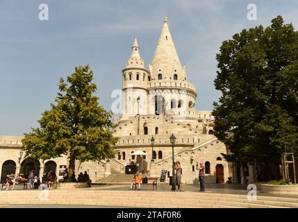 Budapest, Ungarn - 30. August 2018: Menschen in der Nähe der Fischerbastei (Halaszbastya) in Budapest. Stockfoto