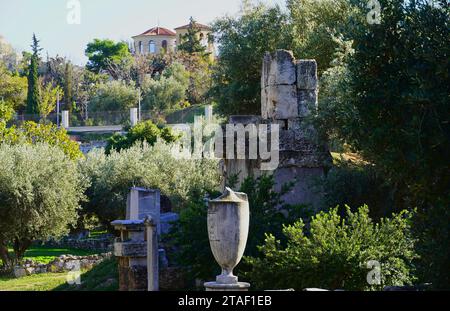 Alte Ruinen auf dem Friedhof von Keramikos. Grabdenkmäler und ein Begräbnislekythos Stockfoto