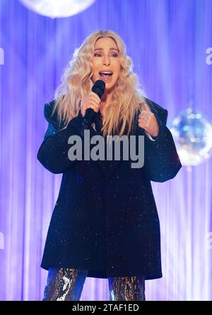 Cher tritt während der Dreharbeiten für die Graham Norton Show im BBC Studioworks 6 Television Centre, Wood Lane, London auf und wird am Freitagabend auf BBC One ausgestrahlt. Bilddatum: Donnerstag, 30. November 2023. Stockfoto