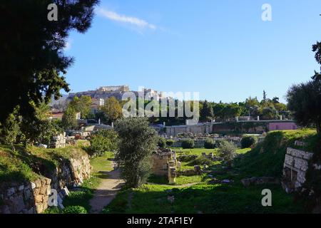 Alte Ruinen auf dem Friedhof von Keramikos. Blick auf die archäologische Stätte. Die Akropolis im Hintergrund Stockfoto