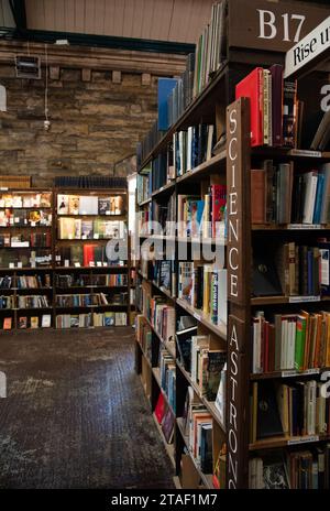 London, Vereinigtes Königreich, 12. Juli 2019: Innenansicht eines Buchladens mit Regalen voller Bücher verschiedener Themen. Stockfoto