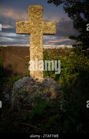 Grabstein auf dem Friedhof der St Piran’s & St Michael’s Church, Perranuthnoe, Cornwall, Großbritannien. Stockfoto