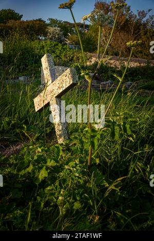 Grabstein auf dem Friedhof der St Piran’s & St Michael’s Church, Perranuthnoe, Cornwall, Großbritannien. Stockfoto