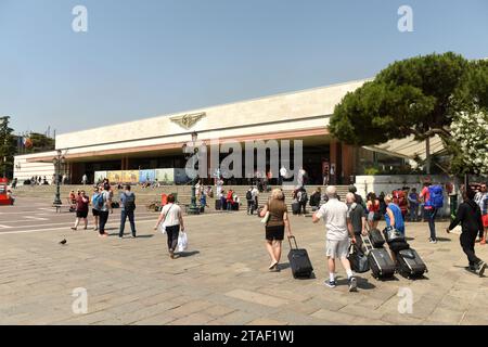 Venedig, Italien - 07. Juni 2017: Touristen in der Nähe des Bahnhofsgebäudes Santa Lucia in Venedig. Stockfoto