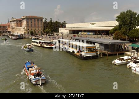 Venedig, Italien - 08. Juni 2017: Venezianischer Wasserbus oder Vaporetto in der Nähe des Bahnhofs Santa Lucia (Stazione di Venezia Santa Lucia) in Venedig. Stockfoto